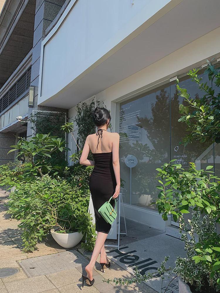 Черное платье-халтер с открытыми плечами - тонкая талия и длинная юбка