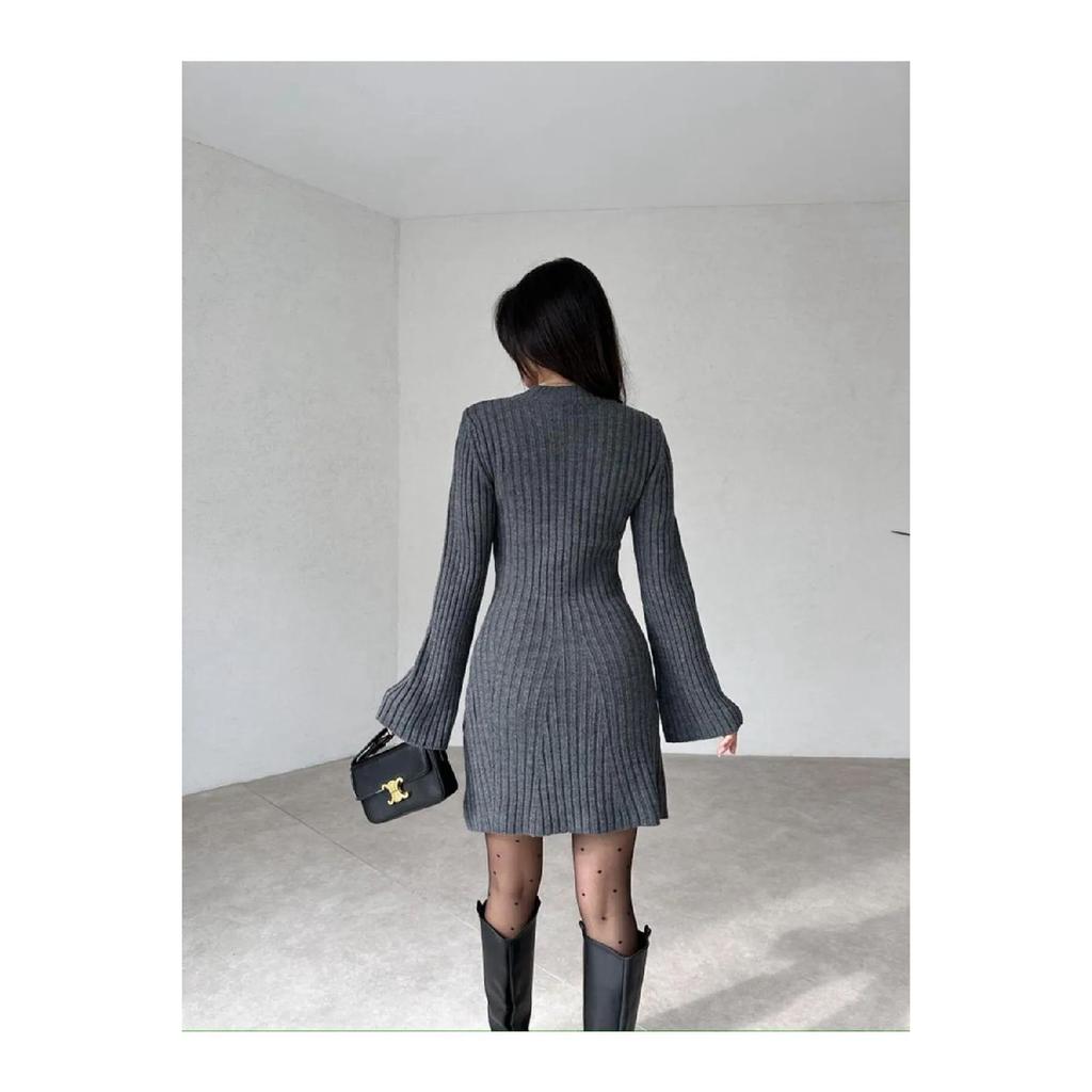 Женское зимнее трикотажное платье мини в рубчик