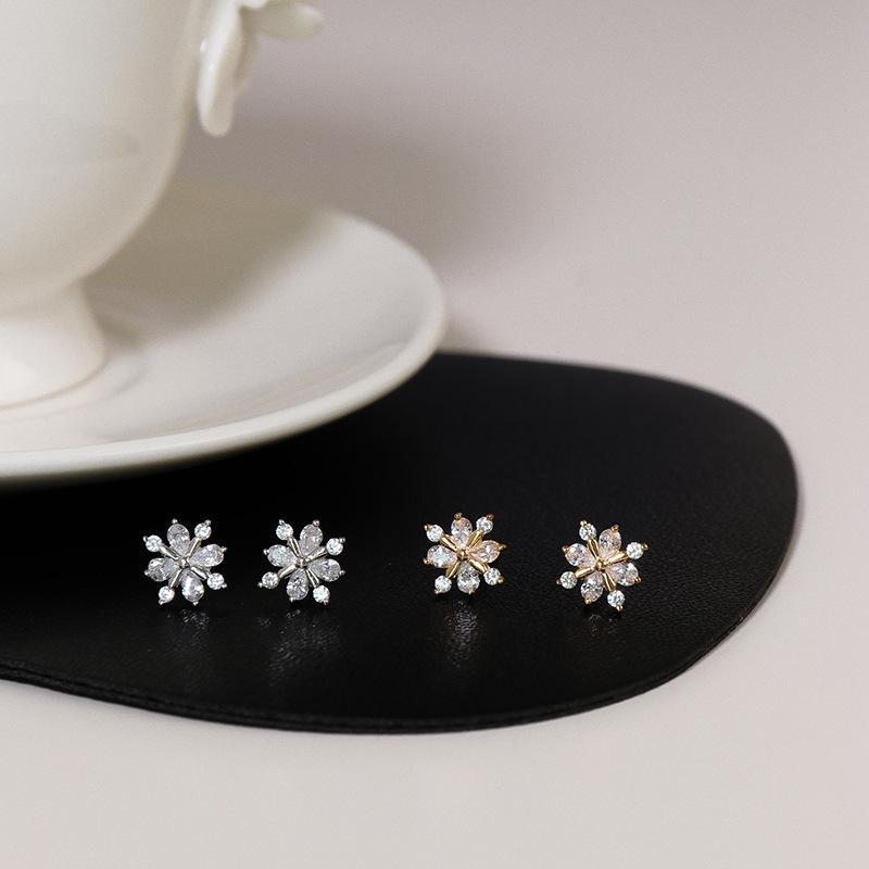 Нежные и милые цветы, маленькие мочки ушей, подходят для сережек, легкий и роскошный темперамент