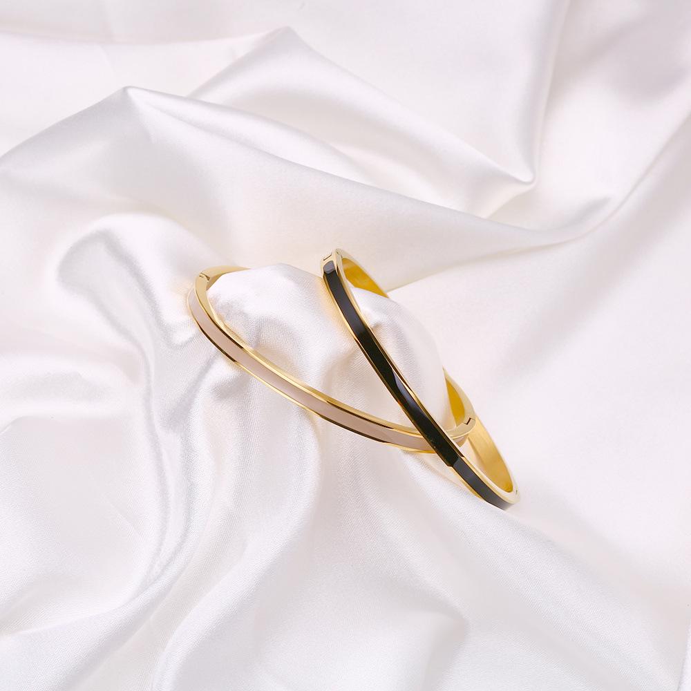 Женский браслет-бангл из титановой стали с золотой эмалью 4 мм и застежкой