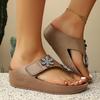 Винтажные шлепанцы на мягкой подошве женские 2025 лето с блестящим цветочным декором, сандалии на среднем клиновидном каблуке, повседневная нескользящая пляжная обувь