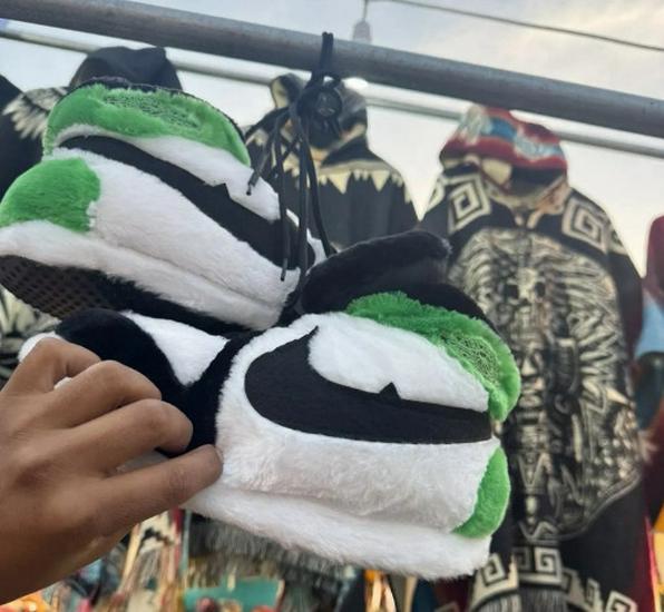 «Кокосовые тапочки AJ1, вдохновленные Douyin»: «Ретро хлопковая домашняя обувь для пар»