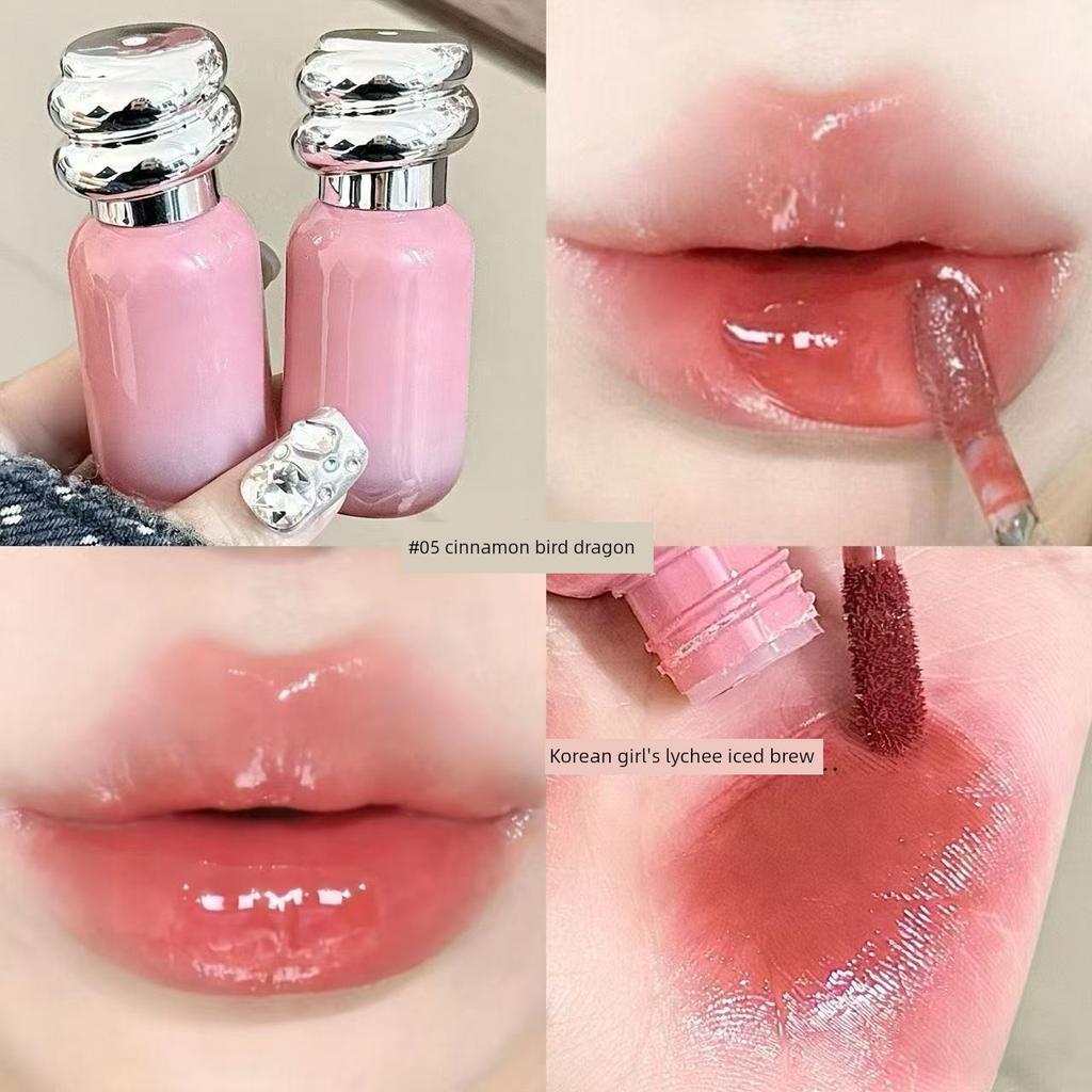 Korean-Style Pink Lip Gloss with a Dewy Mirror Finish, Suitable for Layering as a Base or Moisturizing Lip Balm, Creating a Natural Pink Look