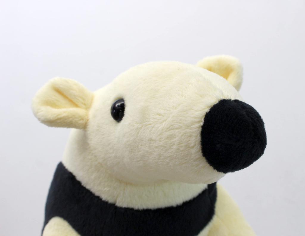 Снимите плюшевую игрушку муравьеда среднего размера