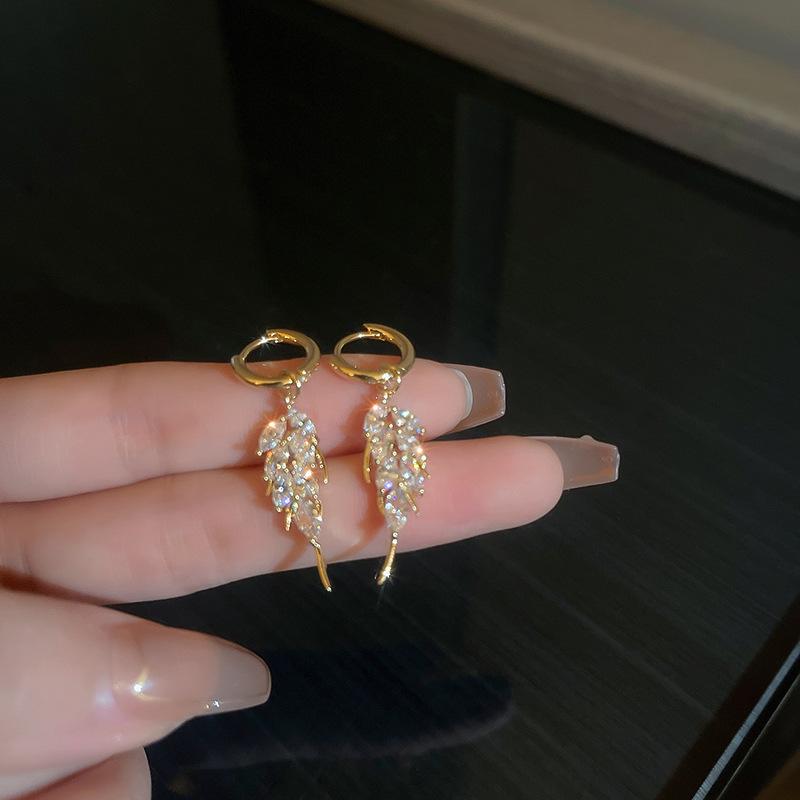 Женские серьги-гвоздики с листьями циркона