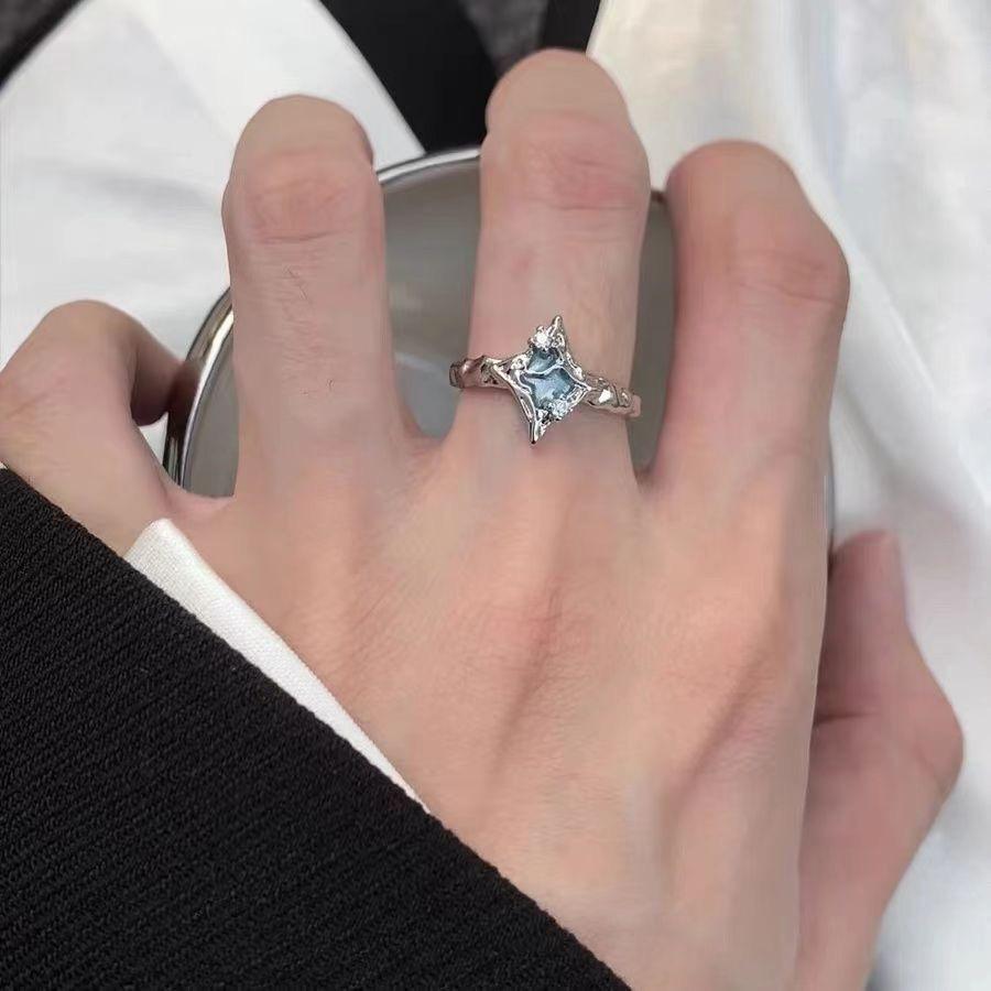 Комплект колец светло-голубого цвета с крестом, звездой и сердцем. Простой изысканный дизайн женского кольца.