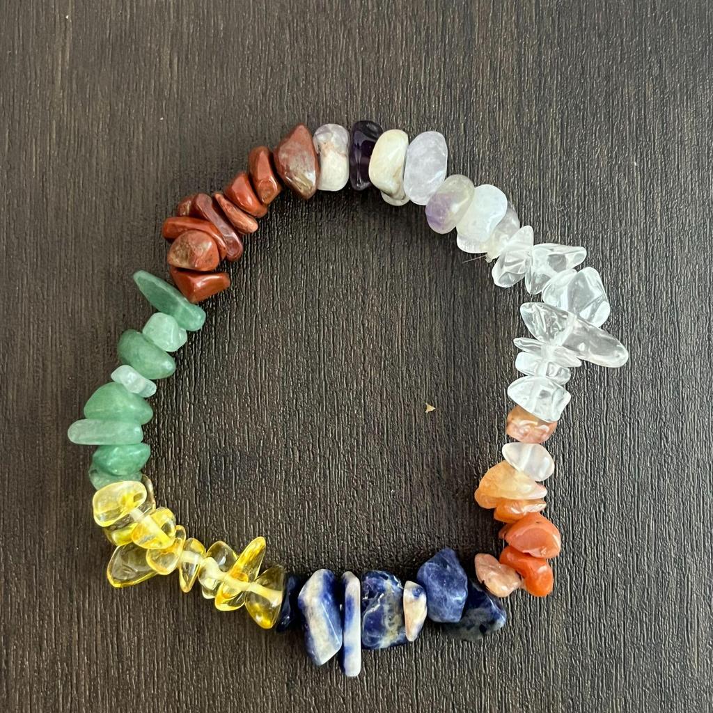Браслет из разноцветных кристаллов с цитрином, тигровым глазом, лазуритом, аметистом и зеленым авантюрином на эластичном шнуре
