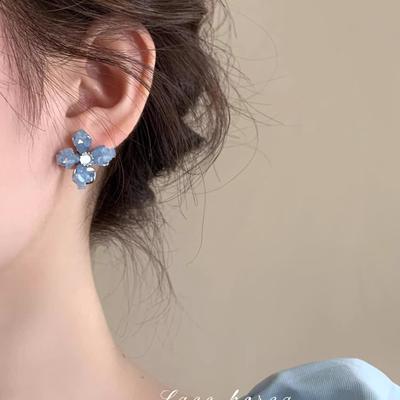 Стильные серьги-гвоздики с кристаллами цвета Ледяной Синий, ручной работы, в виде цветов. Женские, легкая роскошь, утонченный дизайн, противоаллергенная серебряная игла, нишевые, в стиле лесной цветок.