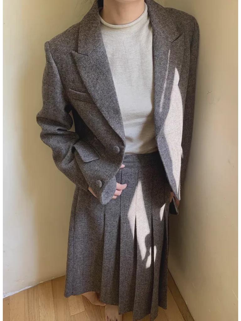 Шикарный комплект из шерстяного короткого пальто с узором «елочка» и плиссированной юбки для женщин