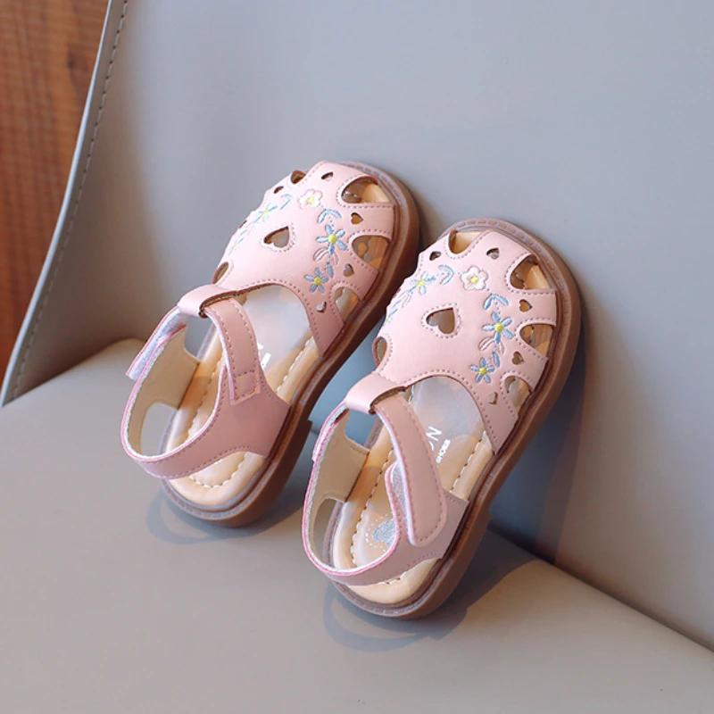 Новые детские летние сандалии, милые туфли принцессы с вышивкой для девочек, элегантные модные детские повседневные пляжные сандалии с вырезами на плоской подошве