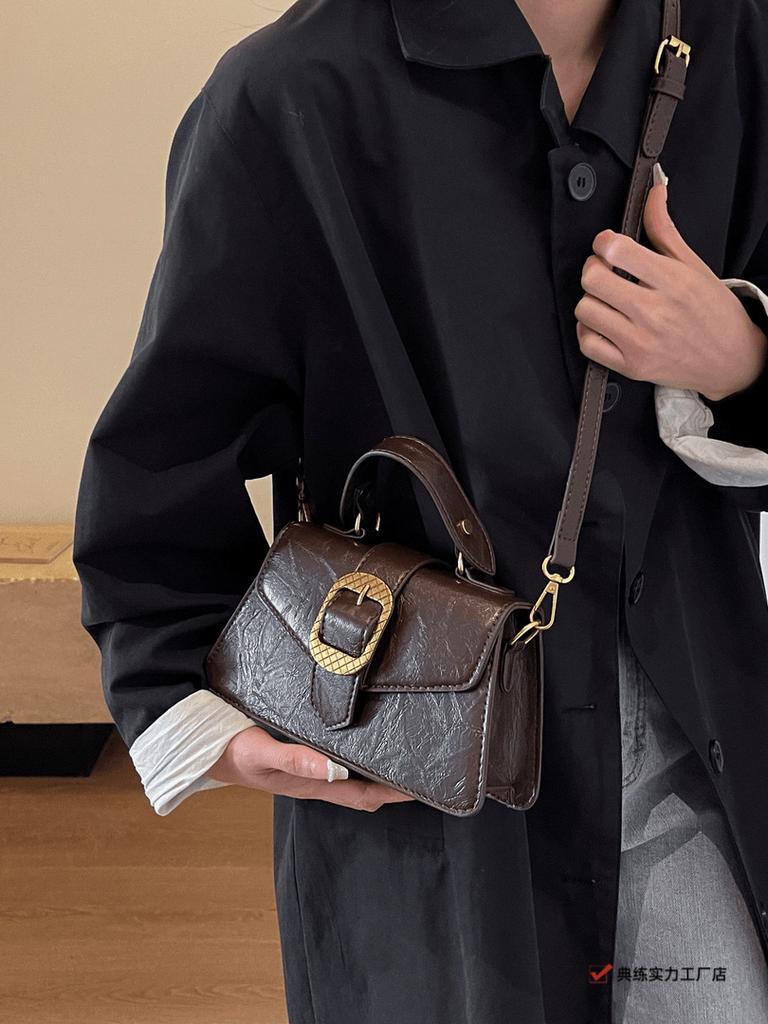 This year's popular bags are women's niche new Korean version of versatile retro high-end small square bag, shoulder messenger bag.