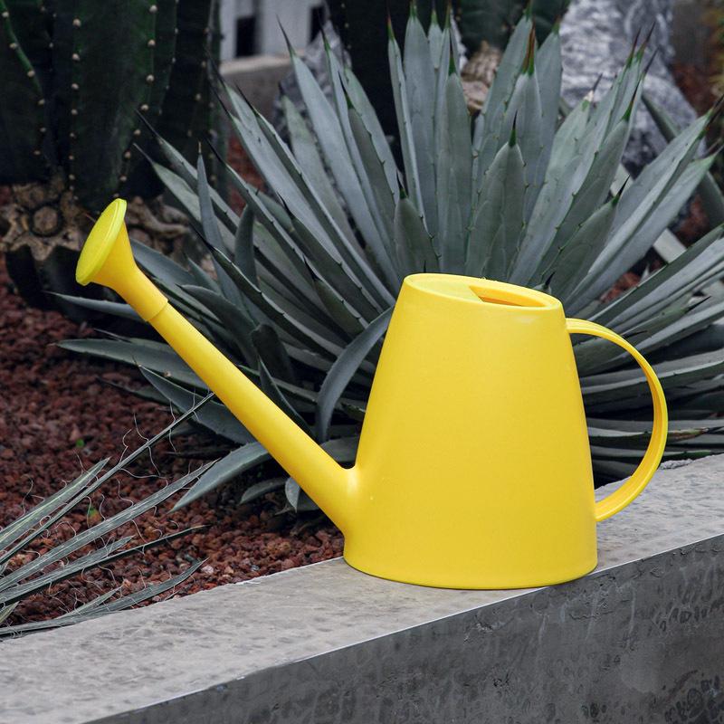 Пластиковая лейка с длинным носиком для использования в саду