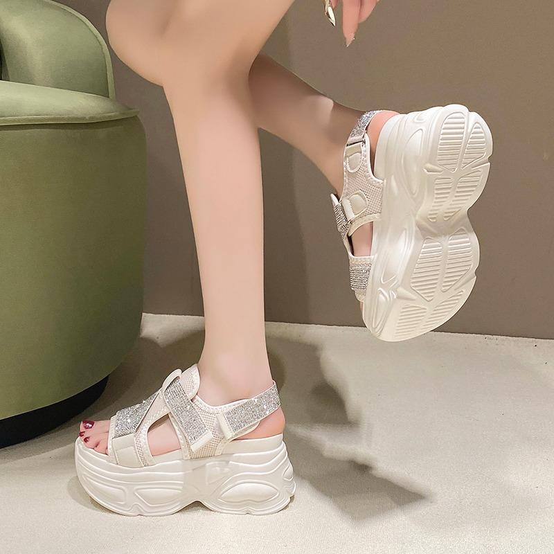 Модные женские босоножки на платформе 8,5 см с блестящим танкеткой на высоком каблуке, летние толстые босоножки со стразами и петлями, пляжные тапочки Zapatos Mujer