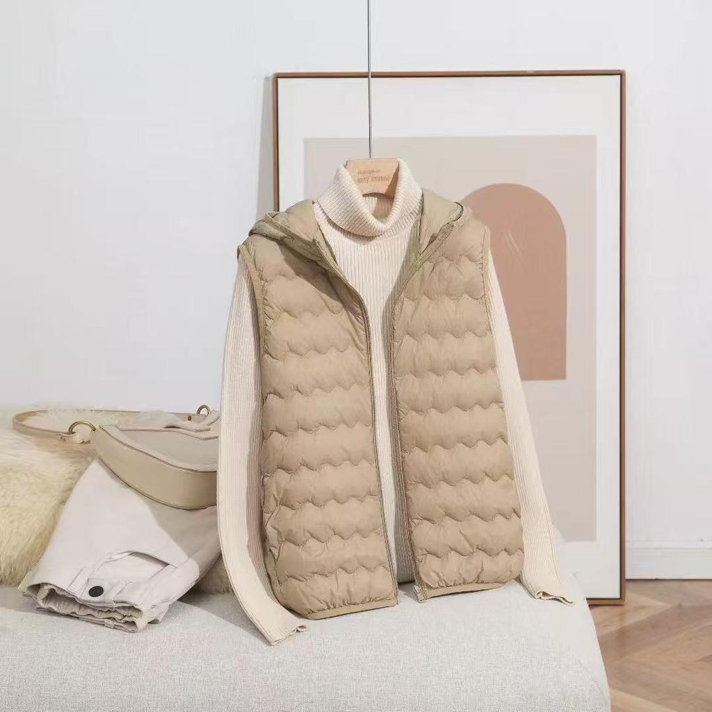 Женский легкий пуховый жилет с капюшоном и волнистым узором 2025