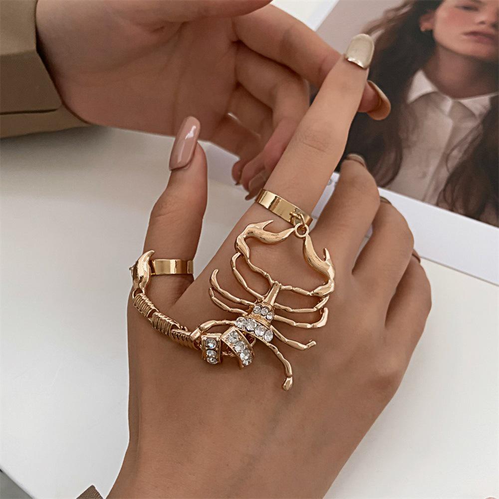 Cтильное дерзкое кольцо на два пальца со скорпионом