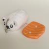Суши Зоо - Sushizoo Плюшевая брелок-маскот Белый медведь Sushirokuma, Смесь суши и животных, Сонное лицо, Съемная начинка из лосося, Пушистый, Размер ладони