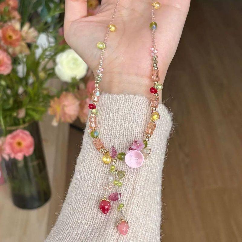 [Strawberry wreath pink beaded irregular bubble beaded necklace new spring and summer collarbone chain neck chain