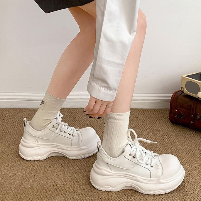 Универсальные белые туфли в стиле ретро с круглой головкой и толстой подошвой, женские, новые, весна-осень 2025 года, легкие, увеличивающие рост, повседневные, спортивные туфли для сноуборда