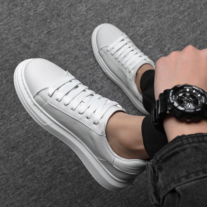 Осень Новая обувь для мужчин Кожаные повседневные туфли Модные белые плоские кеды для скейтборда Молодежные кроссовки на шнуровке
