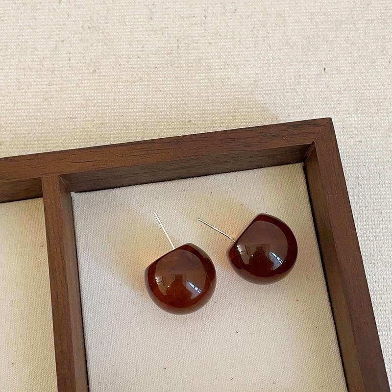 Изысканные серьги-пусеты из коричневой смолы Maelard для женщин: Высококлассные, модные и универсальные осенне-зимние аксессуары для ушей