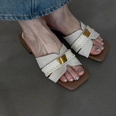 Французский нишевый дизайн чувство овчина квадратный носок крутые тапочки женские 2025 новые для улицы летние толстый каблук средний каблук сандалии на одном ремешке