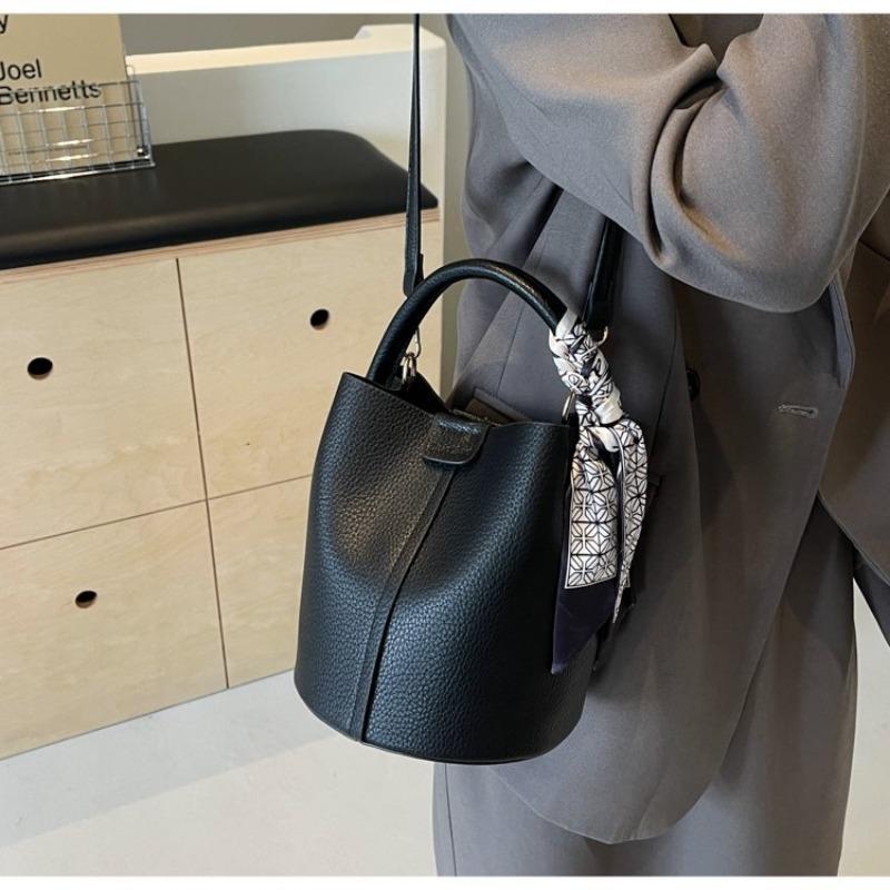 Изысканная и модная ручная сумка для женщин. Новинка 2024 года. Универсальная сумка-ведро в стиле вестерн с высококачественной и модной сумкой через плечо.