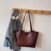 Ретро сумка женская большой вместимости 2025 новая осень и зима универсальная простая сумка через плечо премиальная текстура сумка-тоут для поездок