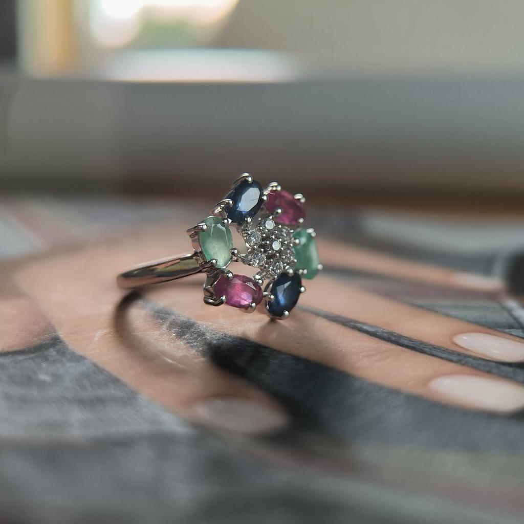 Серебряное кольцо с натуральным сапфиром, рубином, изумрудом, вес изделия 3,17 гр (2191117)