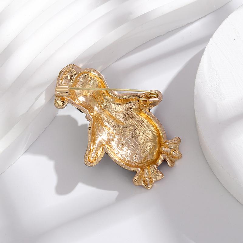 New Christmas penguin brooch, fashionable and cute, animal holiday clothing accessories, chest flower, collar pin