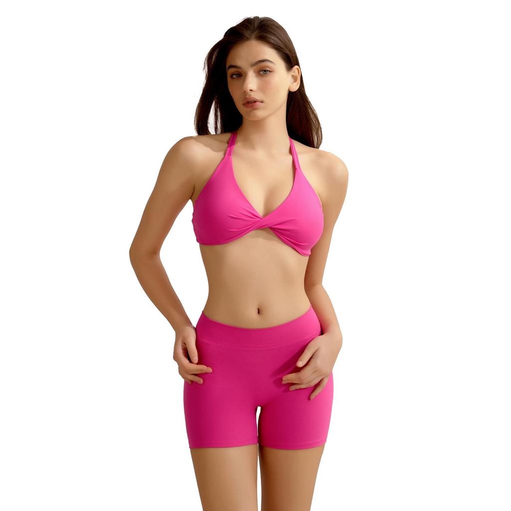 Женский персиковый комплект для йоги с эффектом подтяжки бедер: Спортивный комплект из двух частей: брюки три четверти с перекрестными лямками на спине.