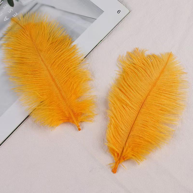 Большие страусиные перья 15-20 см для свадебных композиций и сценического реквизита