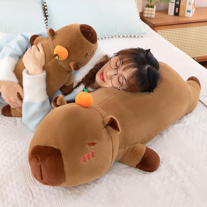 Лежащая сверху оранжевая капибара подушка-игрушка кукла капибара королева прикроватная подушка плюшевая игрушка