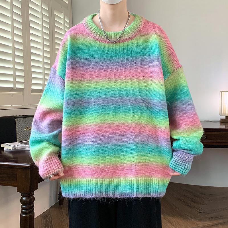 Мужской свитер с круглым вырезом и градиентной расцветкой тай-дай — радужные полосы, свободный крой, модный сезон осень/зима.