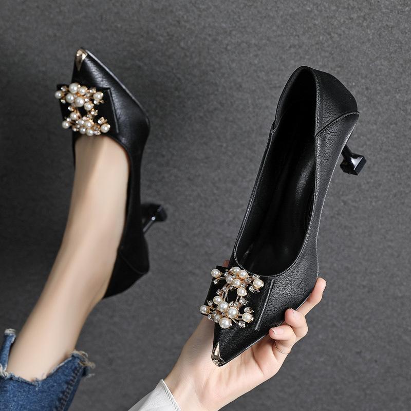 Новые стильные туфли на шпильках с острым носком, большого размера, большой ширины, с жемчужной пряжкой, женские одинарные туфли, свадебные туфли-бабочки