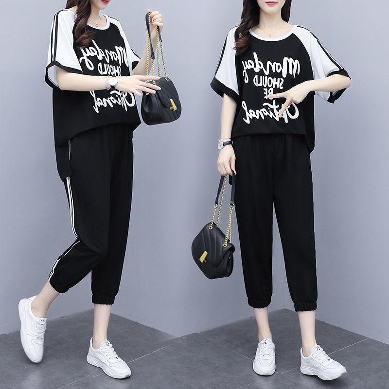 Женский летний свободный flattering set: Комплект из двух предметов: футболка с коротким рукавом + капри. Удобный повседневный комплект.