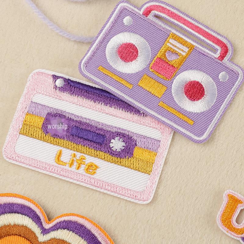 Значок-наклейка с радужной вышивкой - нашивка на аксессуар одежды