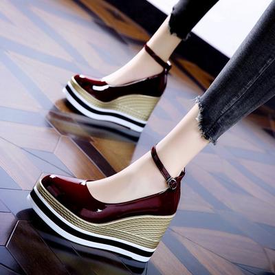 Туфли на высоком каблуке на массивной подошве большого размера, весенний дизайн 2025, лакированная кожа, ремешок с пряжкой, неглубокий вырез, круглый носок, танкетка, одинарные туфли женские