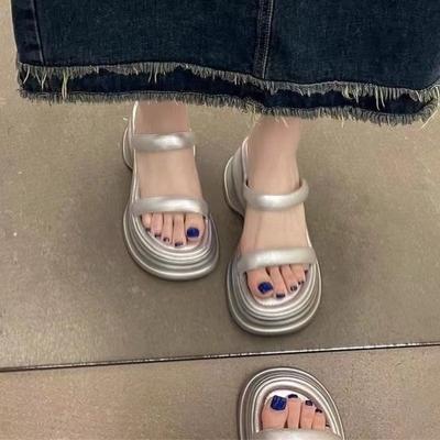 Тапочки для женщин 2025 Лето Новые Пляжные сандалии Модные Повседневные Тапочки на танкетке Толстая подошва Увеличивающие рост Платформенные сандалии Вьетнамки