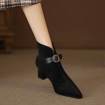 Женские ботинки на среднем каблуке из мягкой кожи в стиле ретро коричневого цвета, новинка осени и зимы 2025 года, комбинированные ботинки на среднем каблуке с острым носком и V-образным вырезом из мягкой кожи для женщин