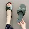 Новые женские тапочки, летние тапочки через плечо, повседневные шлепанцы на плоской подошве, простые сандалии с мягкой подошвой, верхняя одежда, водонепроницаемая