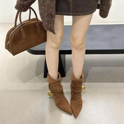 Корейские ретро ботильоны с острым носком: Замшевые полусапоги-стилетто до середины икры с металлической пряжкой, коллекция осень-зима 2025