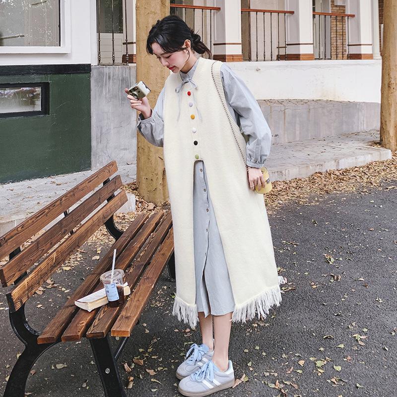 Женский комплект из двух частей весна-лето 2025 года: Платье-рубашка с цветными пуговицами и трикотажный жилет с кисточками