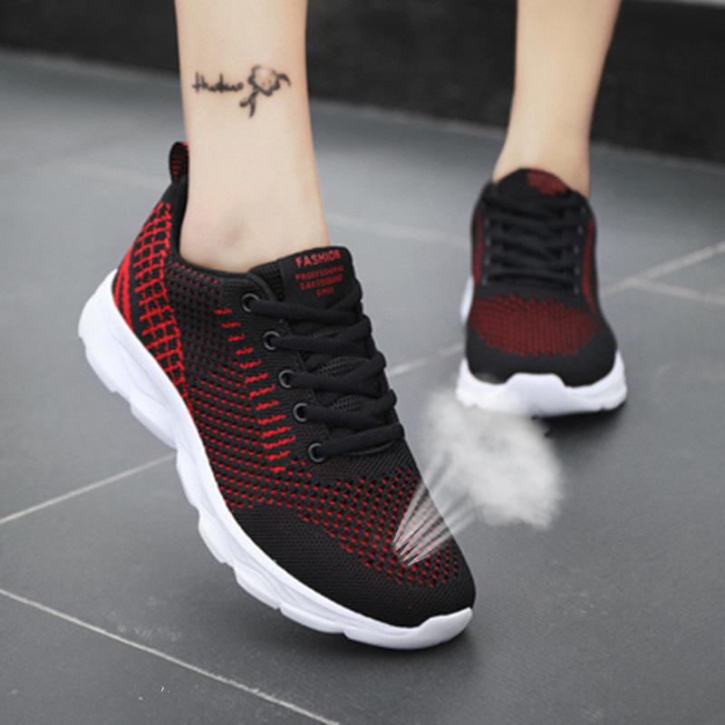 Женская черная сетчатая дышащая спортивная обувь Jinjiang - легкая весенне-летняя обувь для бега и повседневных путешествий для студентов