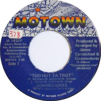 7-дюймовая пластинка COMMODORES - Too Hot Ta Trot M1432F Motown 1977 США Соул/Фанк Б/У