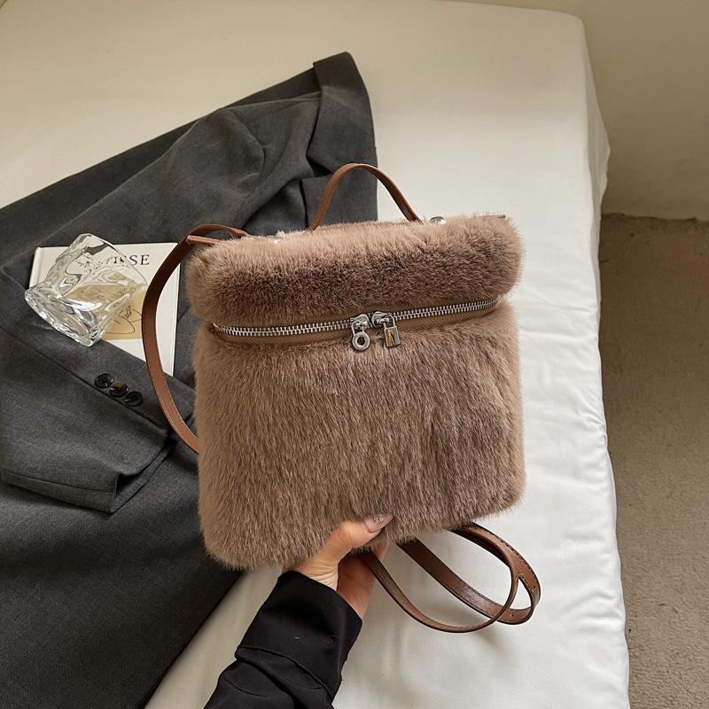 Casual Plush Simple Cute Girl Style Fashion Foreign Style Commuting 2025 Autumn New Women's Shoulder Bag