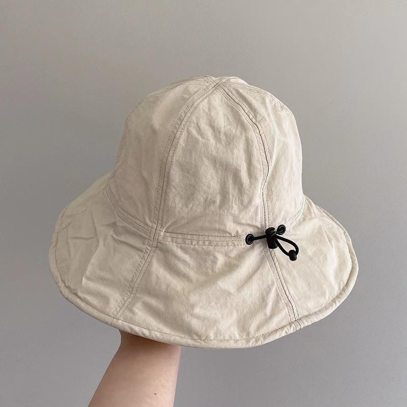 Весной и летом легкие и дышащие, с небольшой куполообразной шляпой на лице, благодаря чему прилив солнца легкий и быстросохнущий.