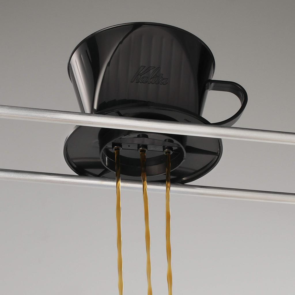 Кофеварка Kalita с высокой скоростью экстракции, которая раскрывает вкус до того, как появятся неприятные привкусы. 1-2 Пластиковые капельницы для 1