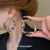 Серьги из искусственной кожи с леопардовым принтом, выполненные серебряной иглой — модные ретро-кольца в гонконгском стиле.