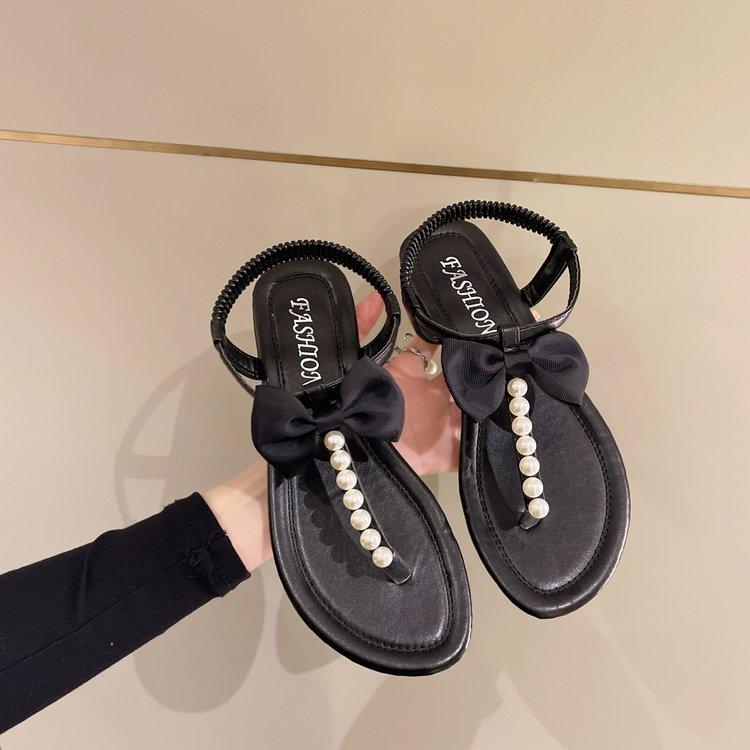 Женские босоножки Temperament 2024 года, летние новые женские шлепанцы с жемчугом, пляжные, плоские, на открытом воздухе, противоскользящие, с бантом, одинарные туфли
