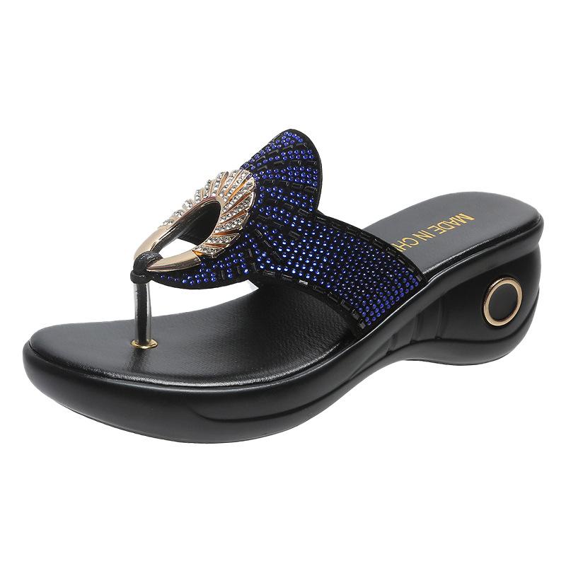 Шлепанцы женские летние 2025 корейская версия наклонного каблука повседневные стразы прищемить ногу крутые тапочки женский производитель